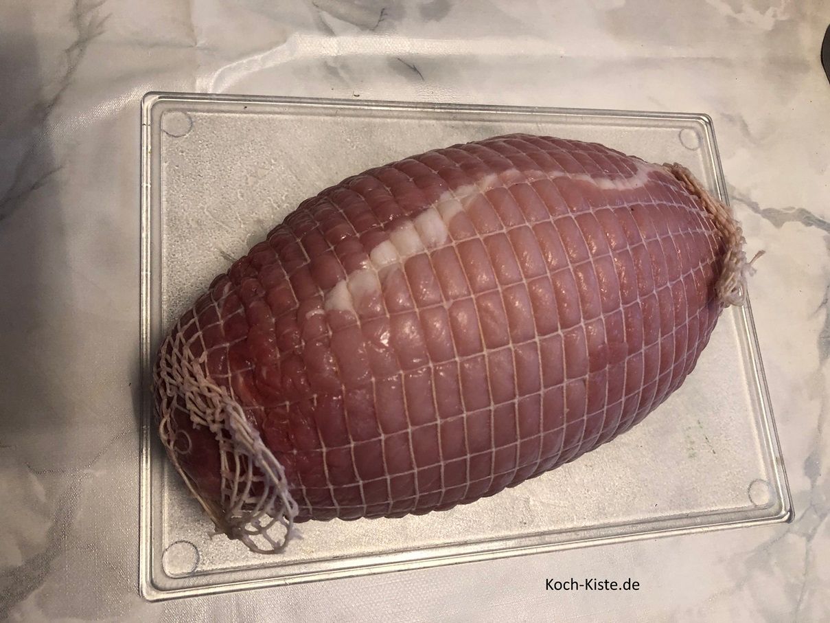 nehme den Schweinerollbraten aus der Verpackung und tupfe ihn mit Küchenpapier trocken