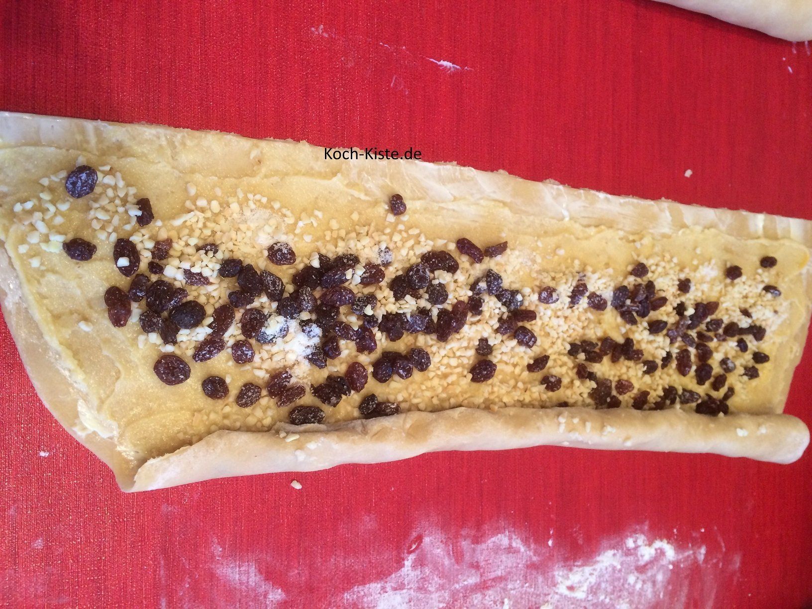 Teig aufrollen und zu einen Kranz formen