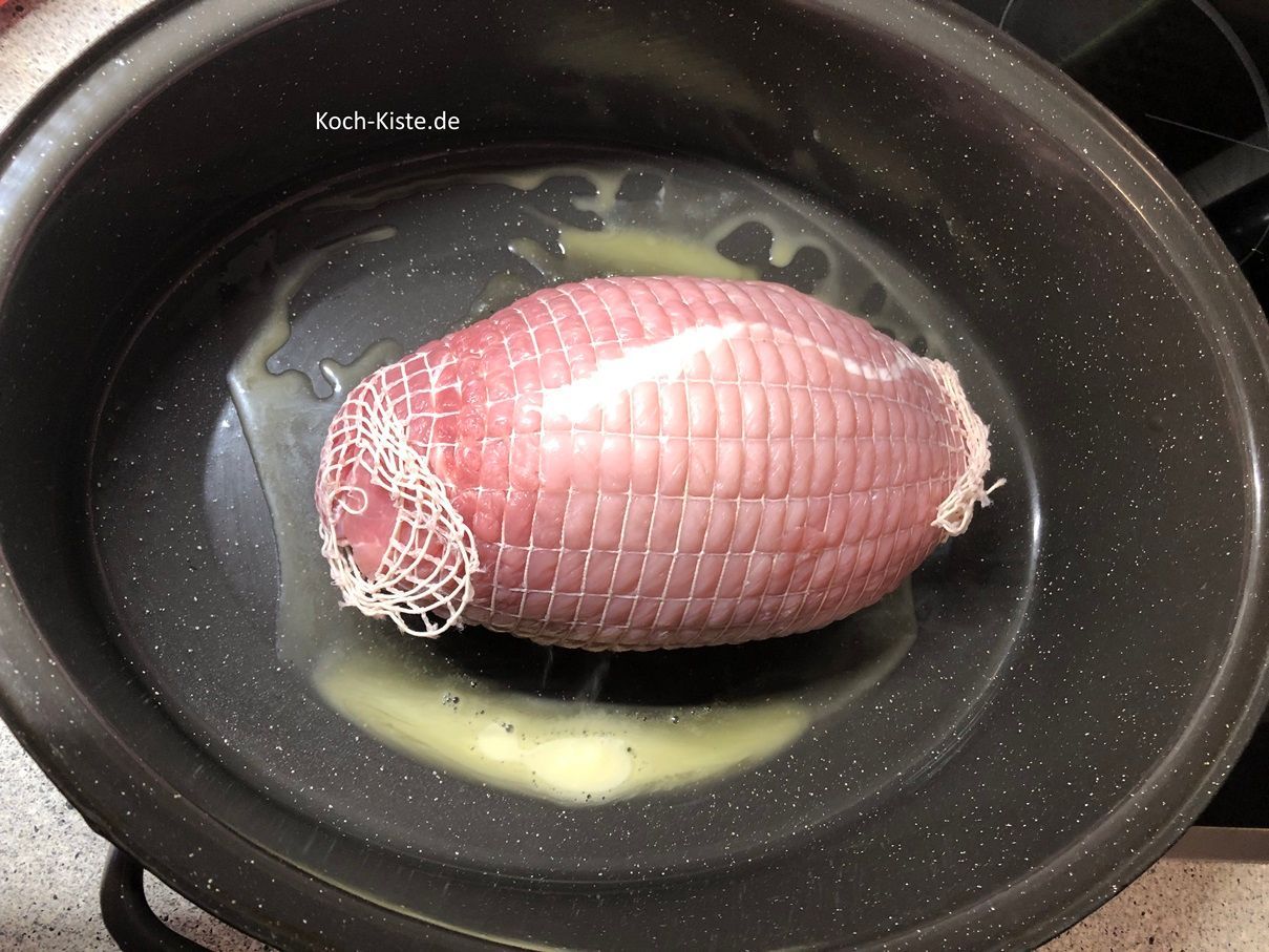 gebe den Schweinerollbraten in den Bräter