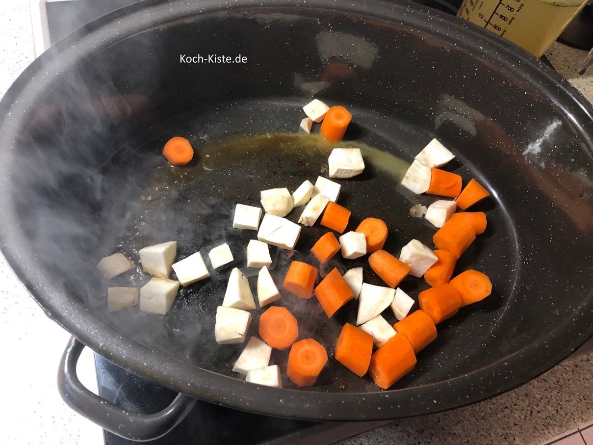 jetzt kippe die Wurzel- und Selleriestücke in den Bräter