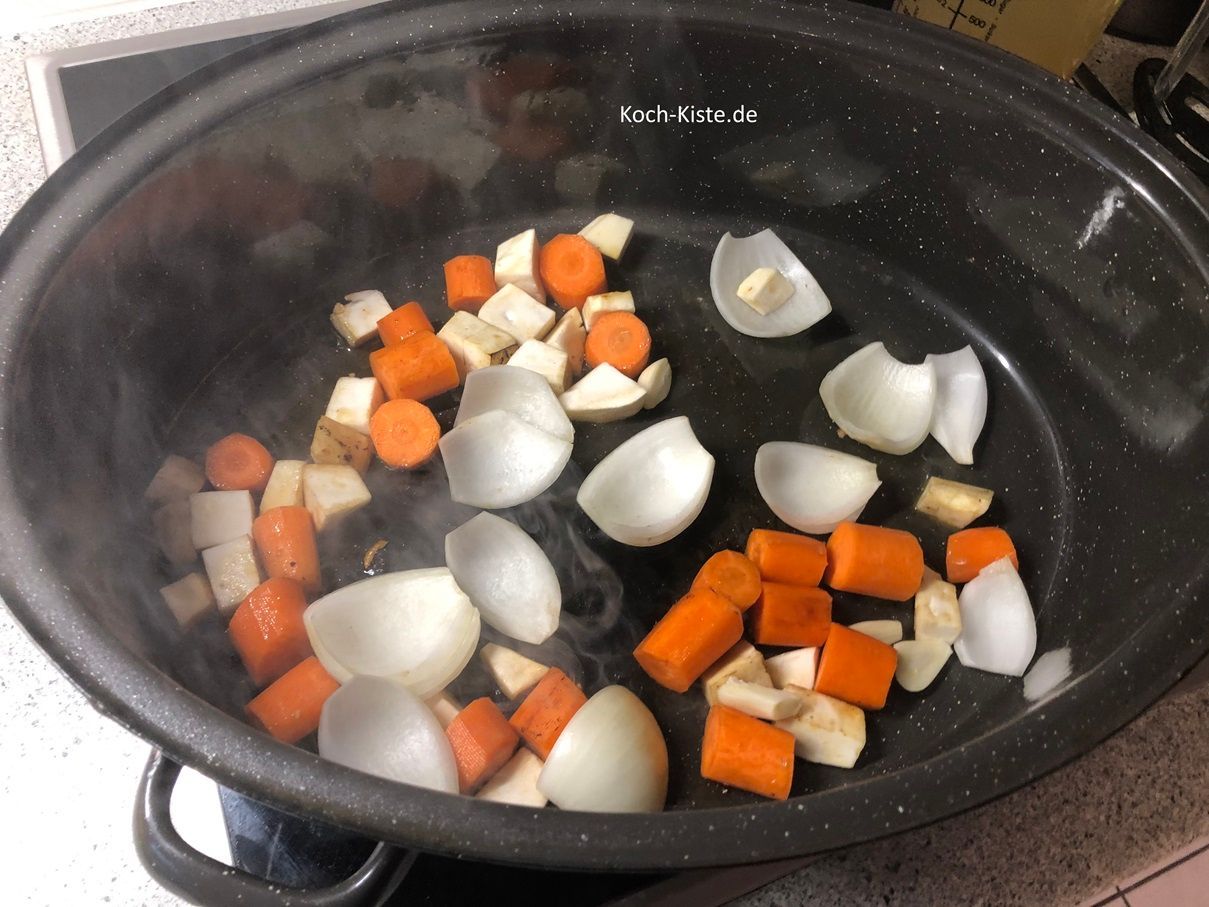 dann Zwiebelviertel und Knobihälften und brate alles kurz an