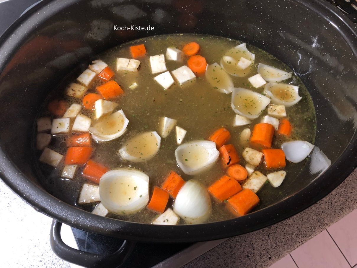 geiße die Gemüsebrühe hinzu und nehme den Bräter von der Herdplatte