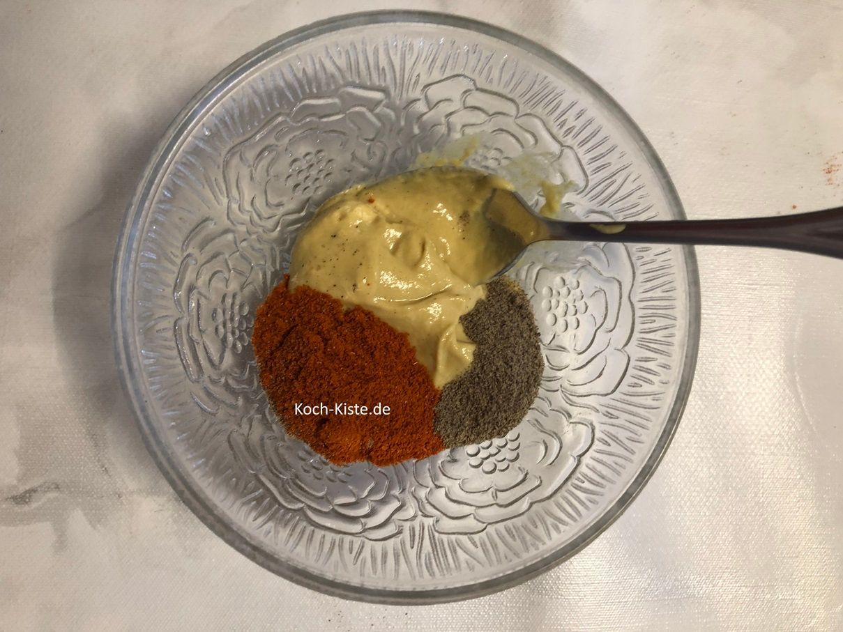 gebe Senf, Paprika und Pfeffer in eine kleine Schale