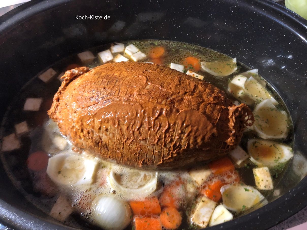 nun kannst Du den Schweinerollbraten wieder in den Bräter legen. Stelle den Bräter auf die 1  Schiene von unten in den Backofen und brate ihn 1 Stunde.
