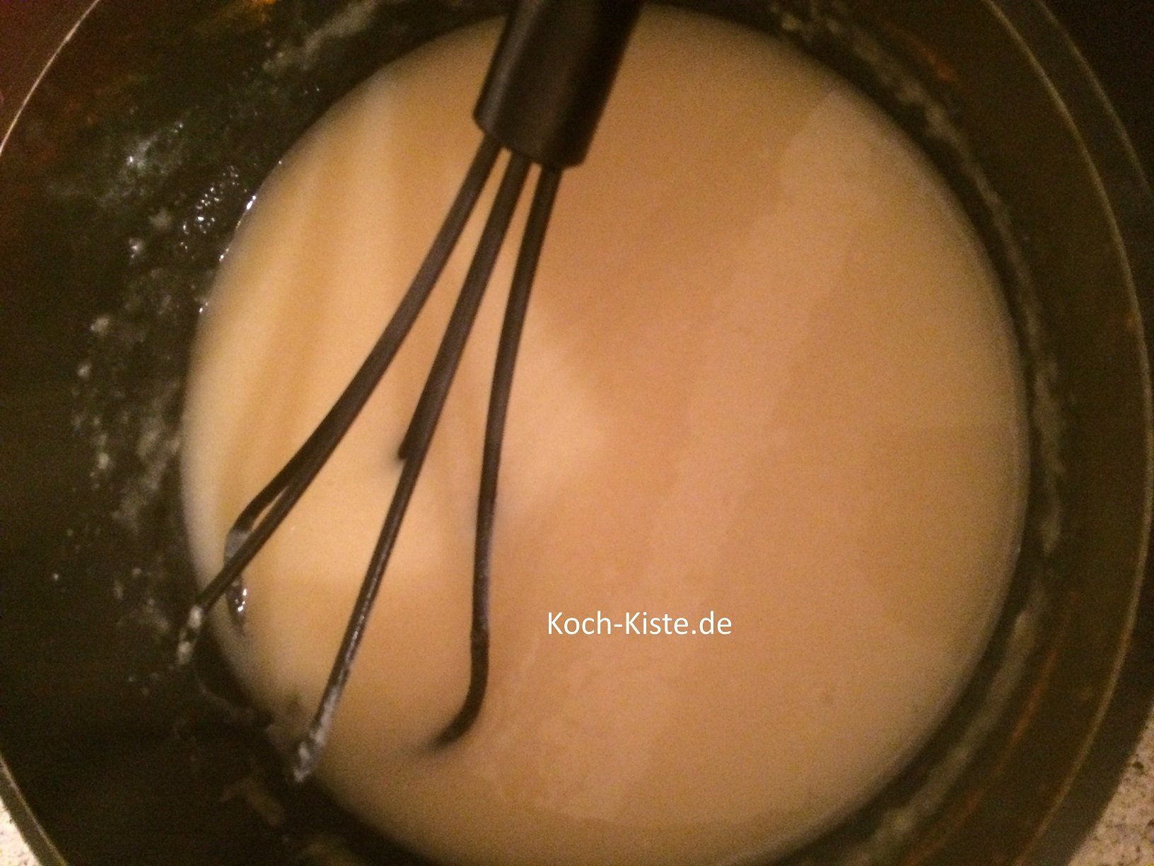 Kochflüssigkeit der Wurzeln hinzugießen