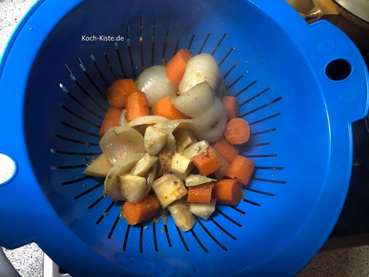 stelle einen kleinen Topf auf den Herd und lege das Küchensieb oben auf. Dann gieße das Gemüse und die Kochflüssigkeit in das Sieb. Als nächstes wird mit einem Kochlöffel das Gemüse zerdrückt, dadurch bekommt die  Soße einen intensiveren Geschmack.