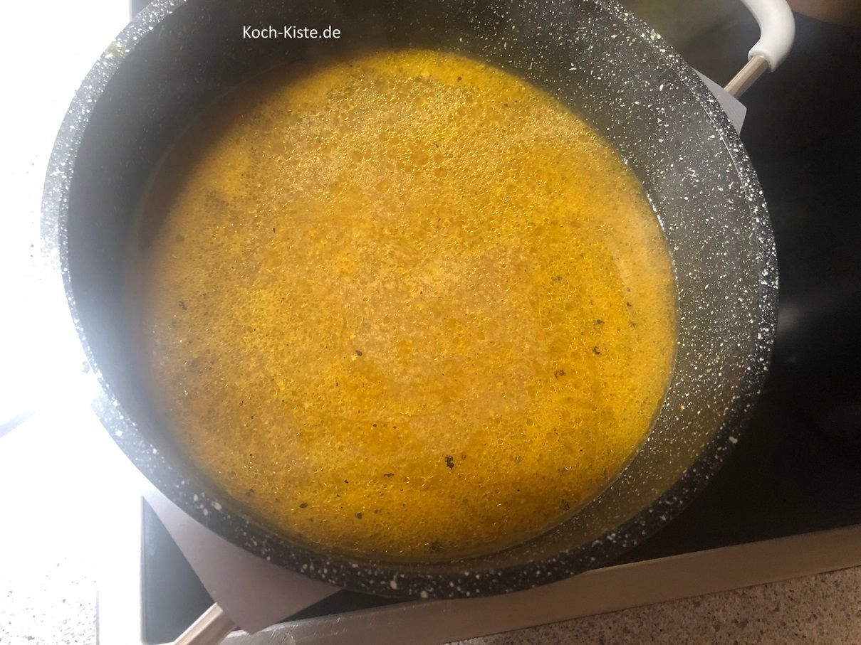 Wenn die Kochflüssigkeit kocht ,schütte unter rühren den Soßenbinder hinzu .