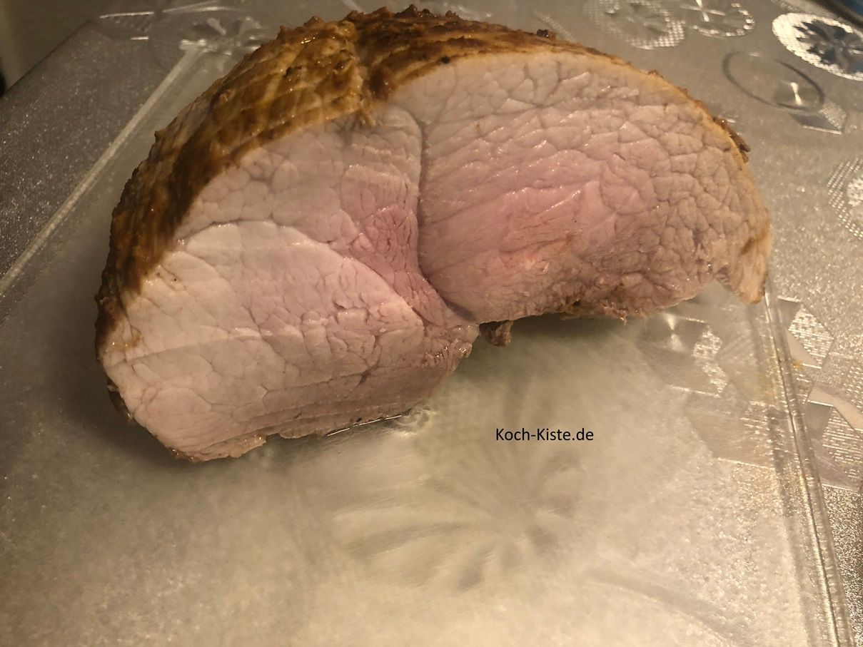 schneide den fertigen Schweinerollbraten