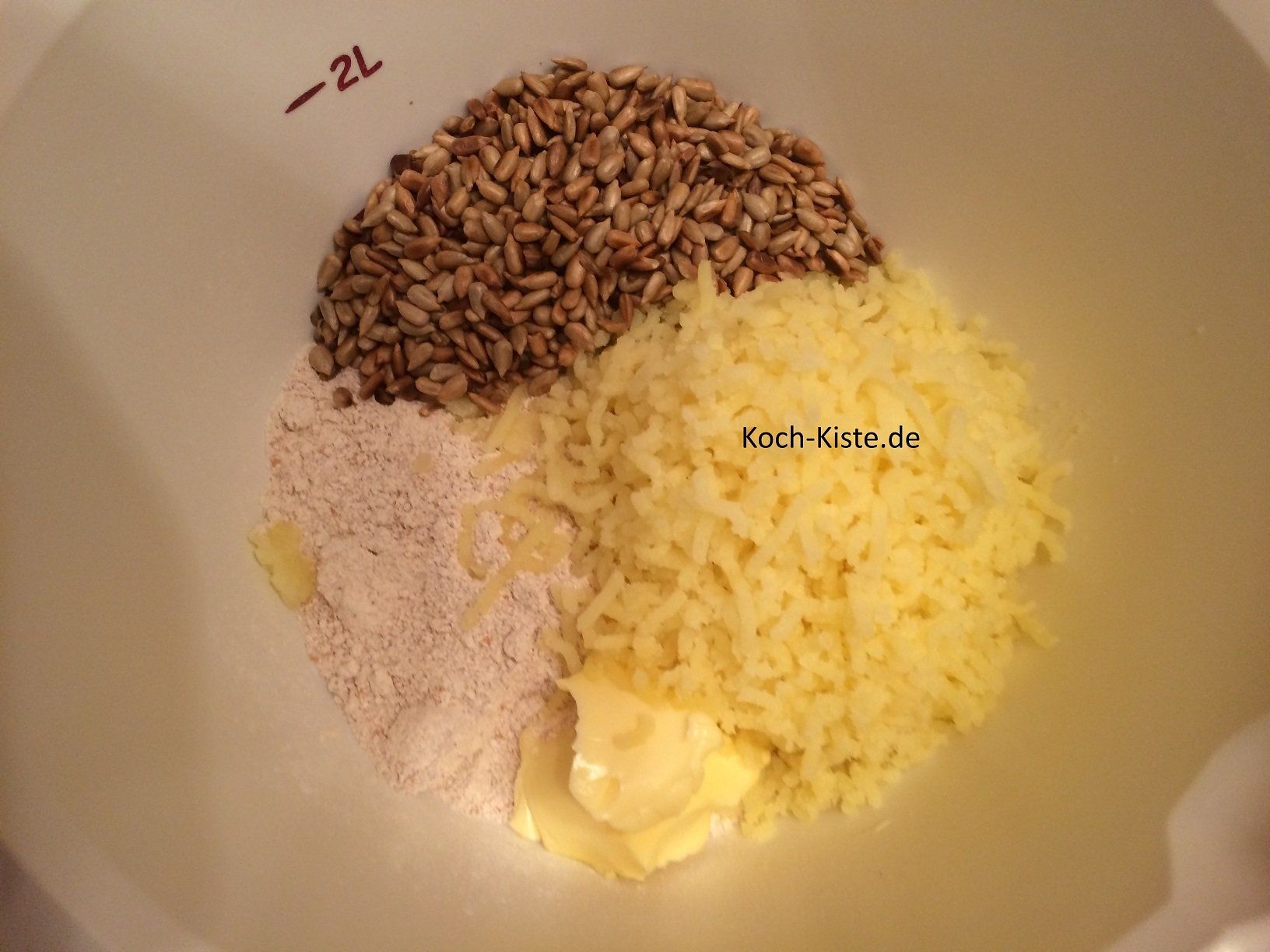 drücke die Kartoffeln mit in die Rührschüssel