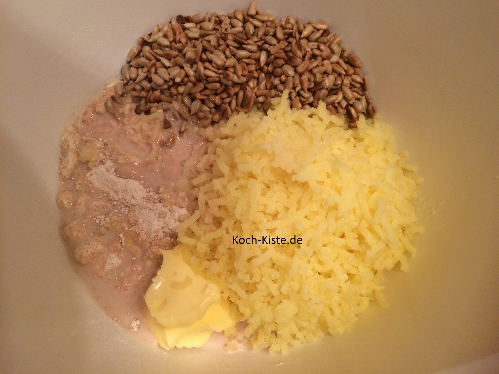 gieße die Hefemilch mit in die Rührschüssel