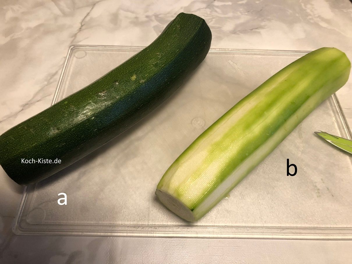 dann entferne bei jede Zucchini oben und unten ein Stück und schäle sie mit dem Sparschäler