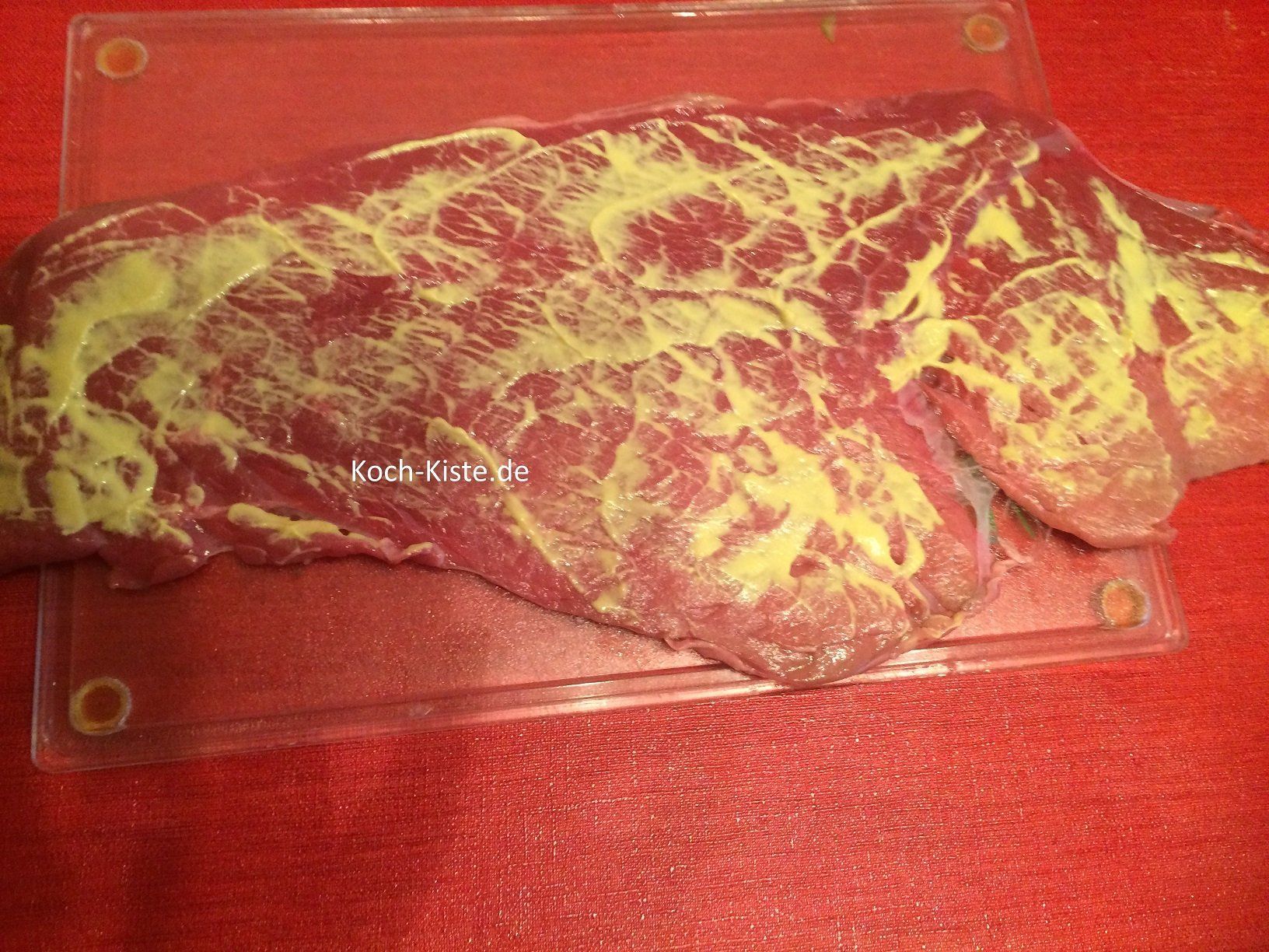 Roulade mit Senf bestreichen