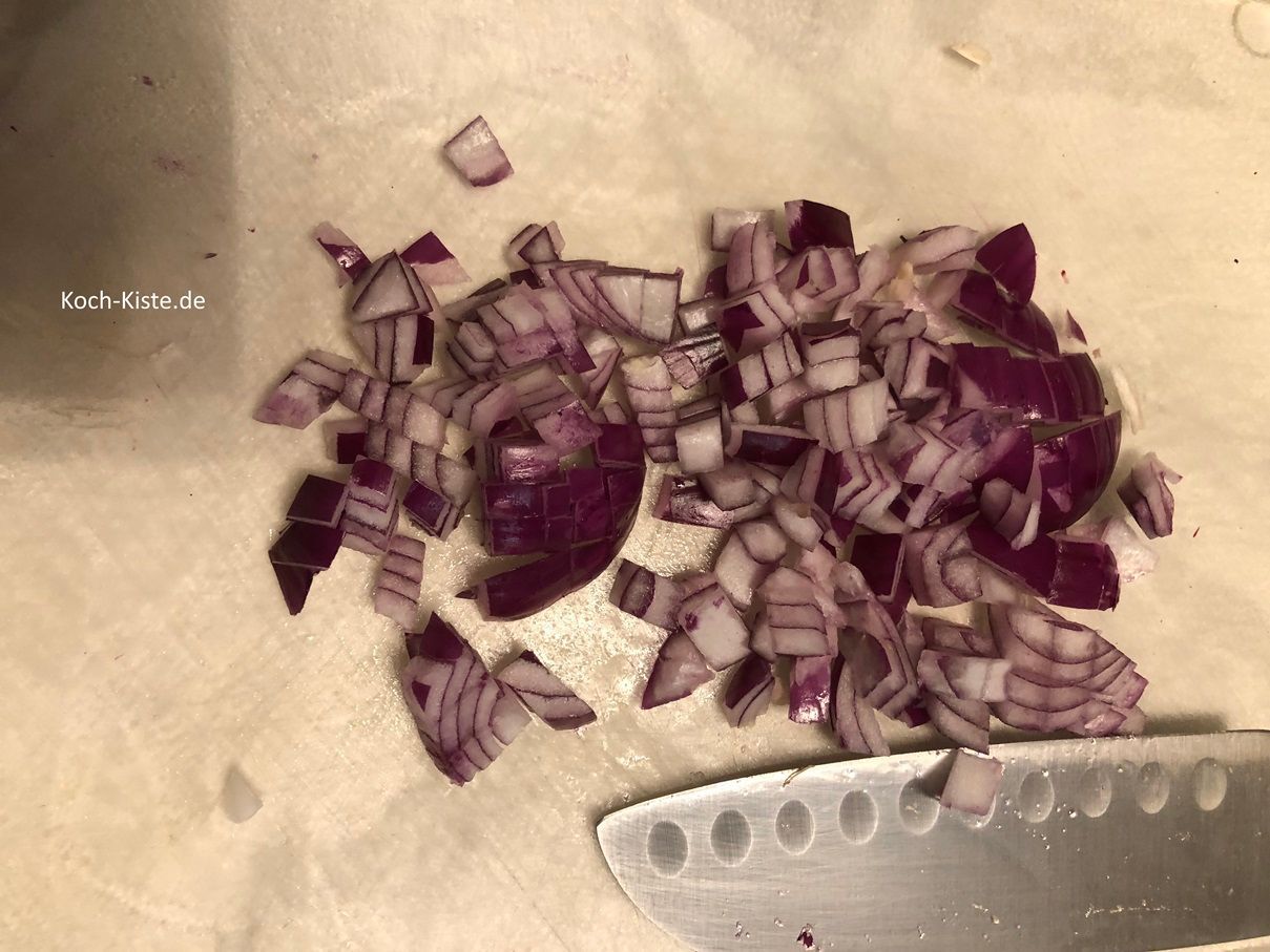 schneide die Zwiebel in kleine Stücke