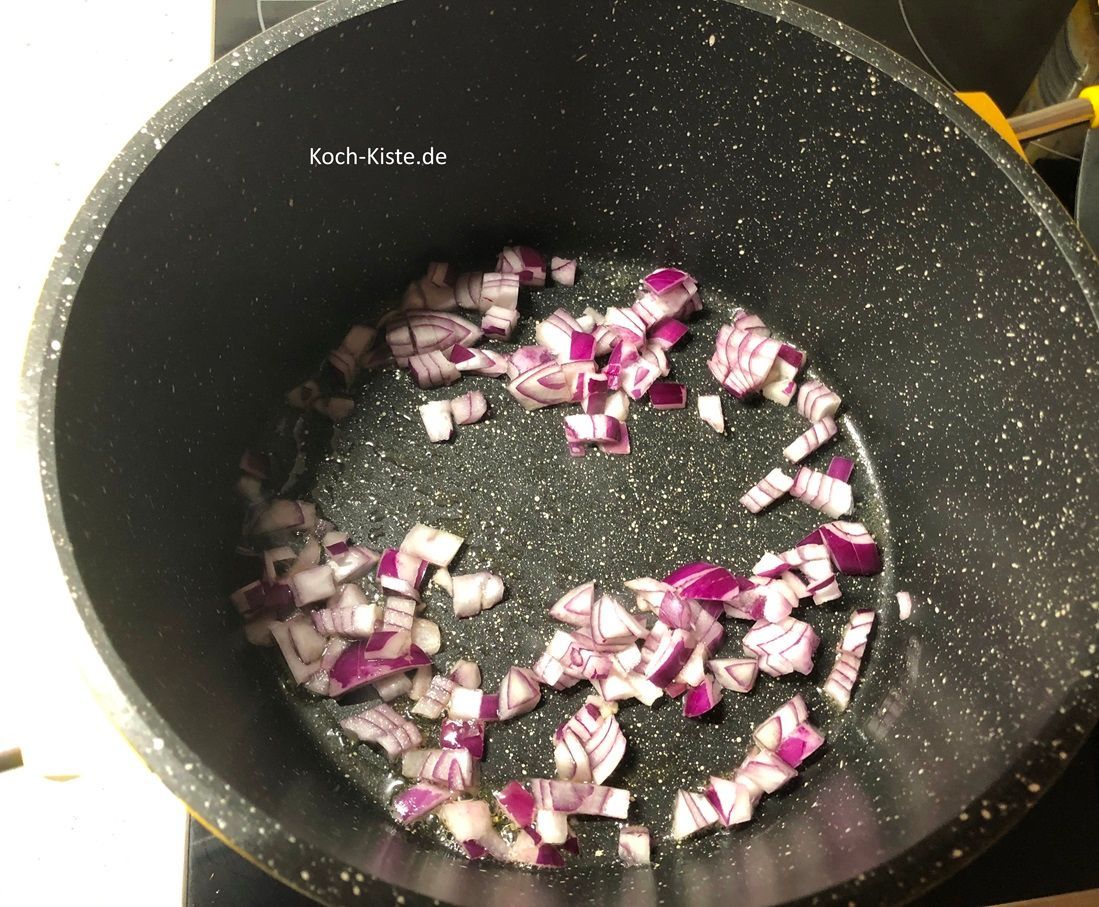 brate die Zwiebelstücke glasig an