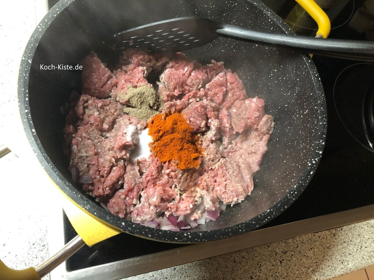 teile es schon ein paar mal mit dem Pfannenwender und gebe die Gewürze hinzu