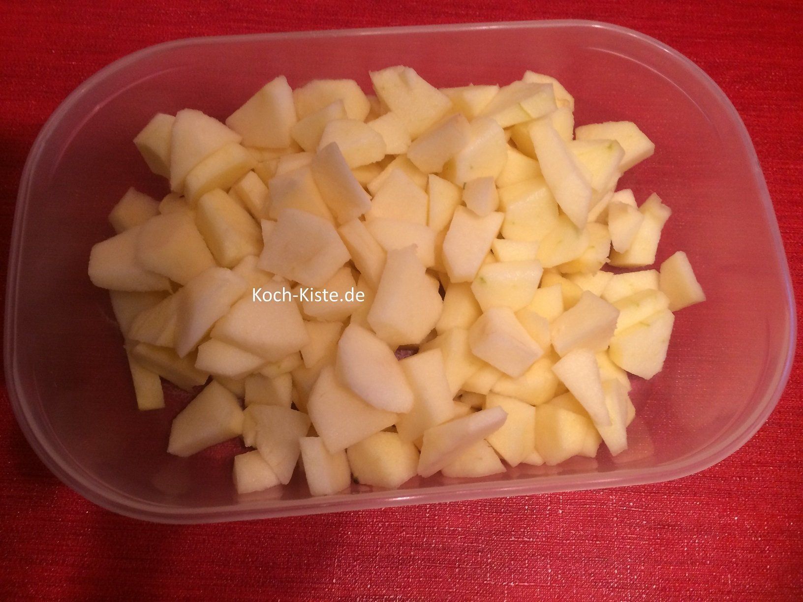 Äpfel schälen, entkernen und klein würfeln