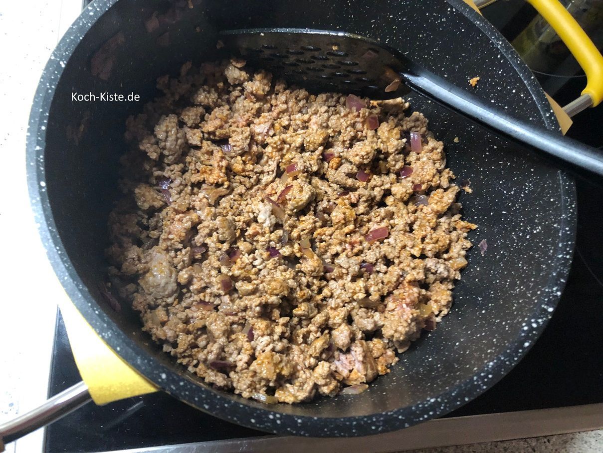 nun brate das Hackfleisch krümelig