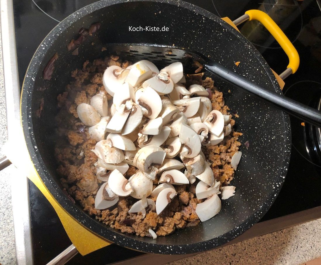 dann dürfen die Champignonstücke mit in den Topf