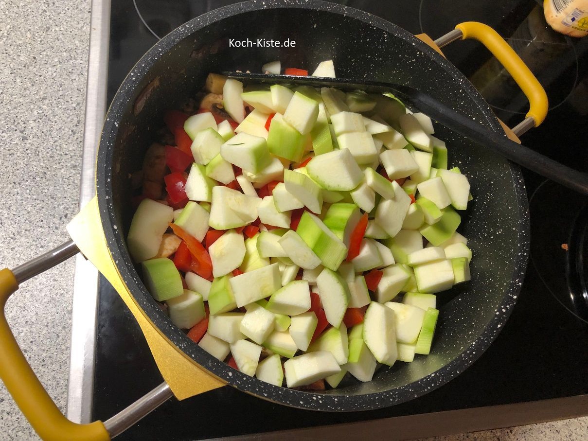 danach kommen Zucchini und Paprikastücke hinzu und werden unter gerührt