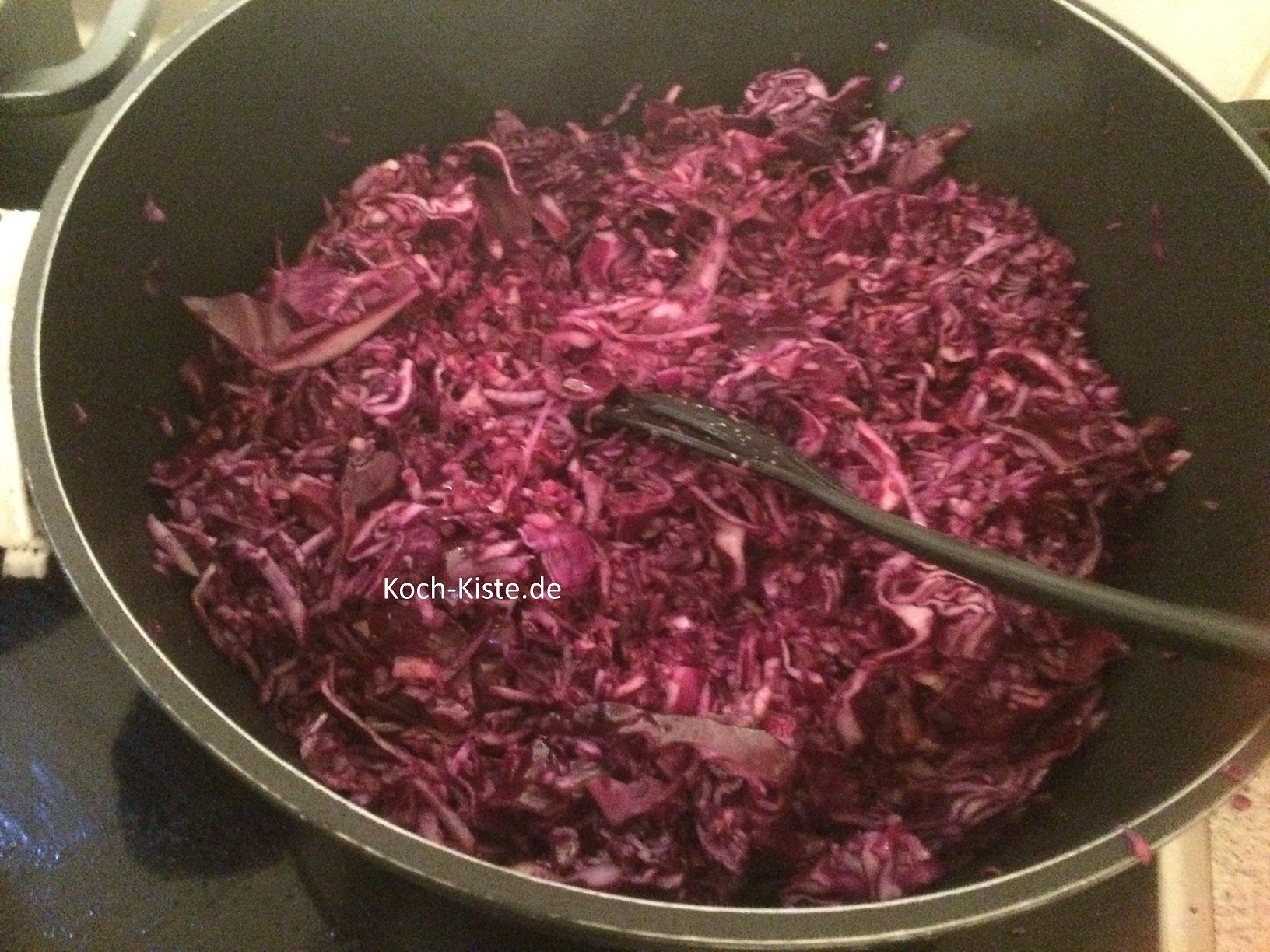 Rotkohl in den Topf geben und leicht anbraten