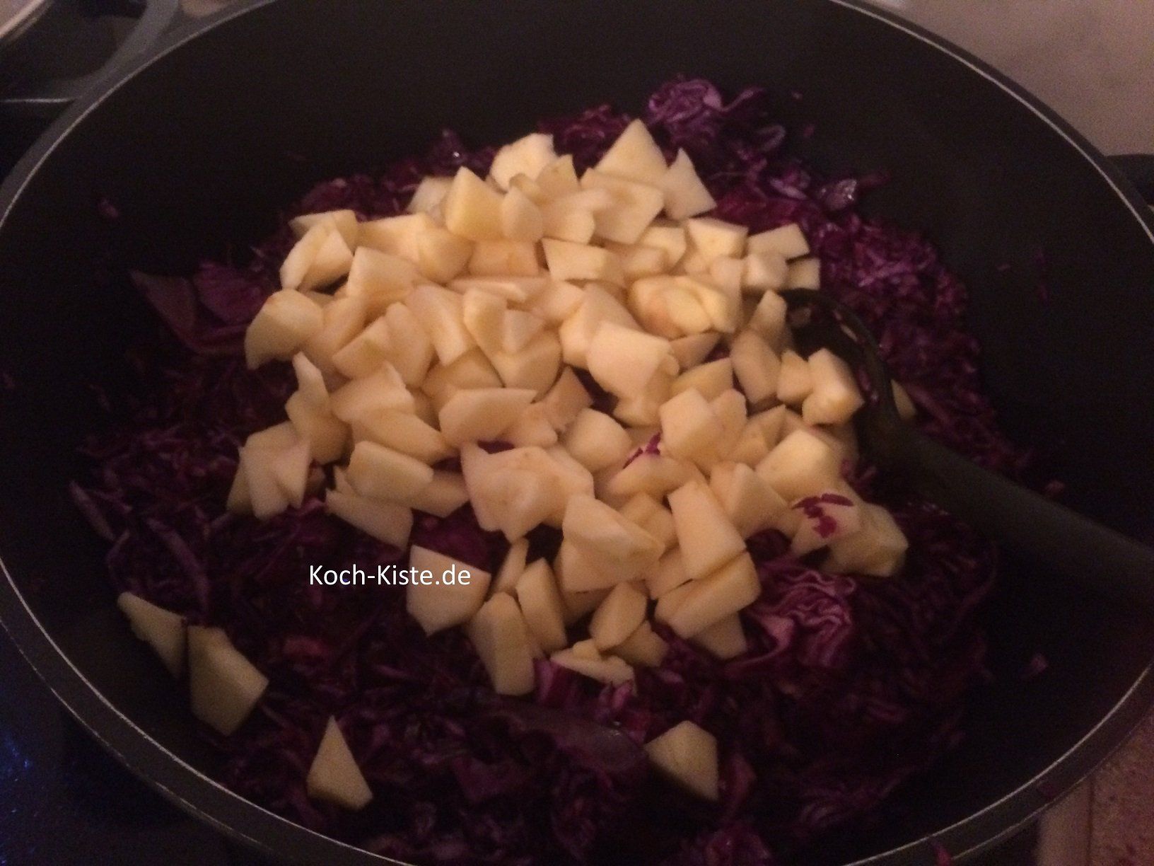 Äpfelstücke hinzugeben