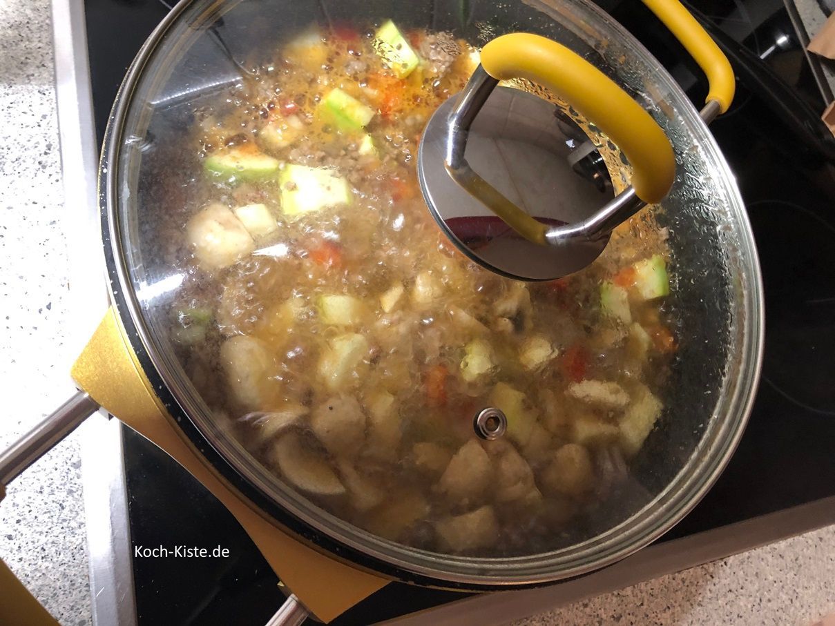 dann muss alles 15 Minuten lang köcheln, bis das Gemüse weich ist