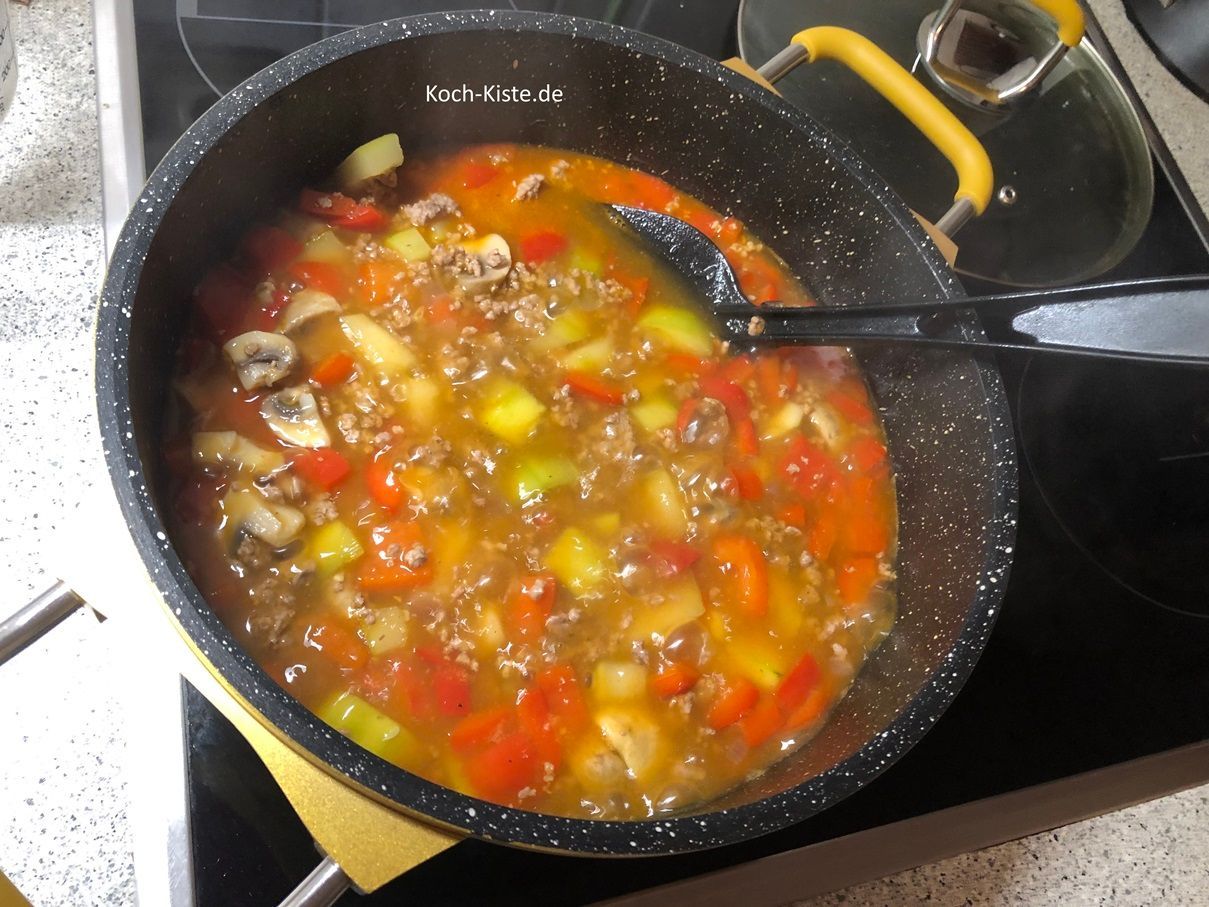 schmecke den fertigen Hack Gemüse Topf noch mal ab