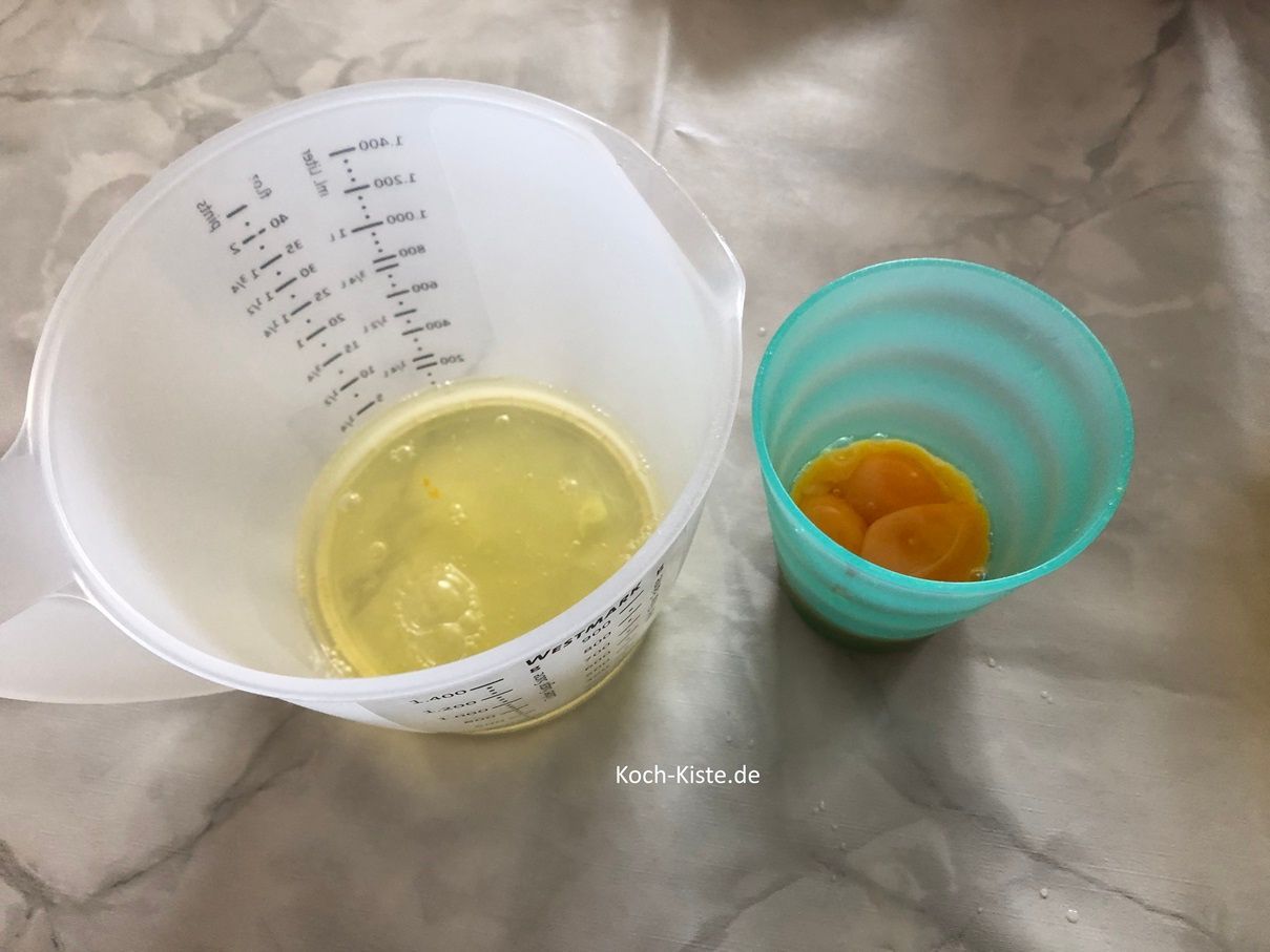 kippe jedes Eiweiß in den Messbecher um die Eigelbe können zusammen im kleinen Becher bleiben