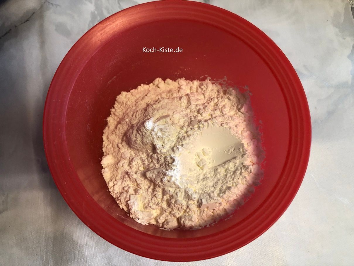 stelle die extra Schüssel auf die Küchenwaage auf 0 und wiege 150 g Dinkelmehl ab, dann die Küchenwaage wieder auf 0 stellen und 150 g Speisestärke abwiegen .