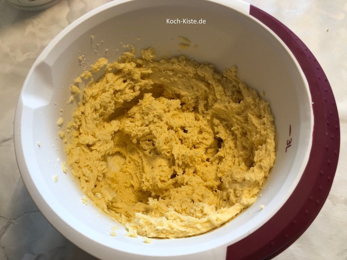 rühre erst auf kleinster Stufe die Zutaten etwas zusammen und dann auf höherer Stufe bis kein Mehl mehr zu sehen ist. Wenn Du am Anfang schon mit höchster Stufe rührst, fliegt das Mehlgemisch durch die Küche.