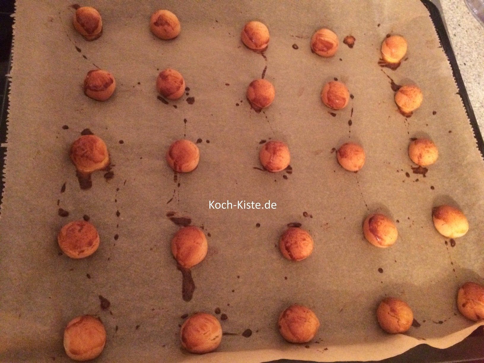 fertig gebackene Marzipan Kugeln