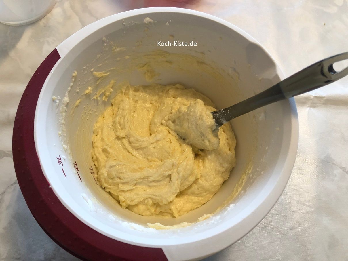 hebe den Eischnee vorsichtig mit dem Teigspatel unter bis eine gebundende Masse entstanden ist.