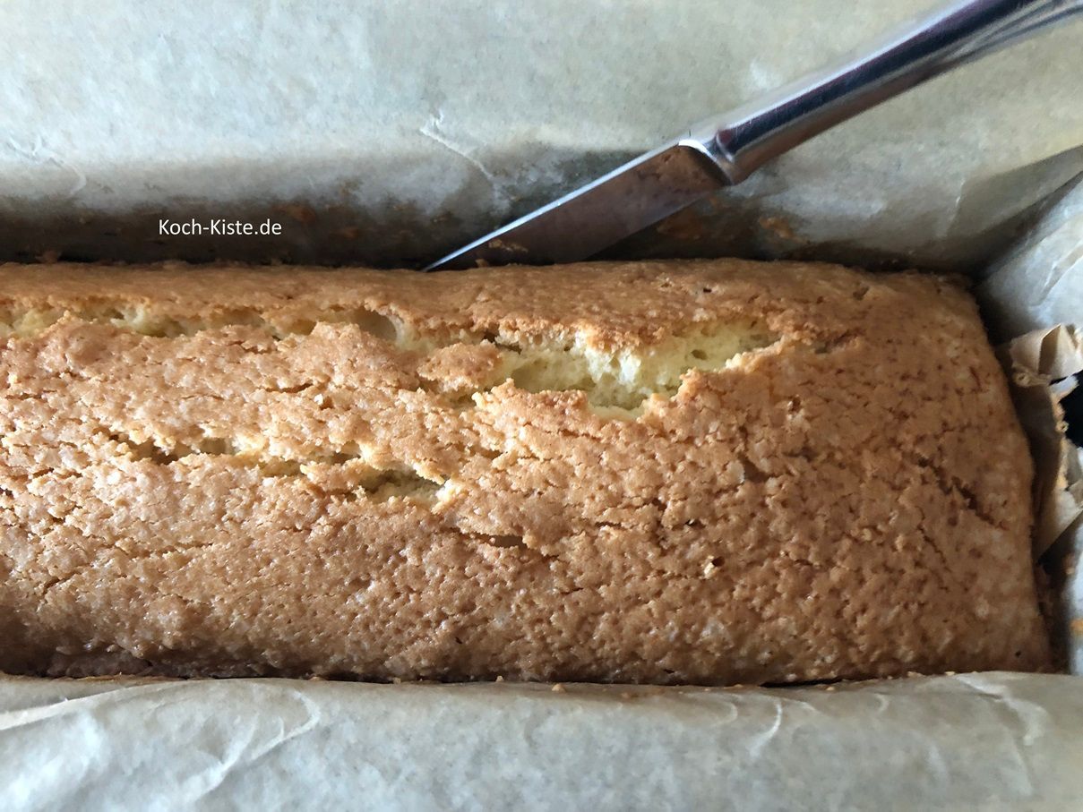 fahre mit dem Messer einmal zwischen Sandkuchen und Backpapier entlang - komplett von allen Seiten, damit der Sandkuchen nicht am Backpapier klebt.