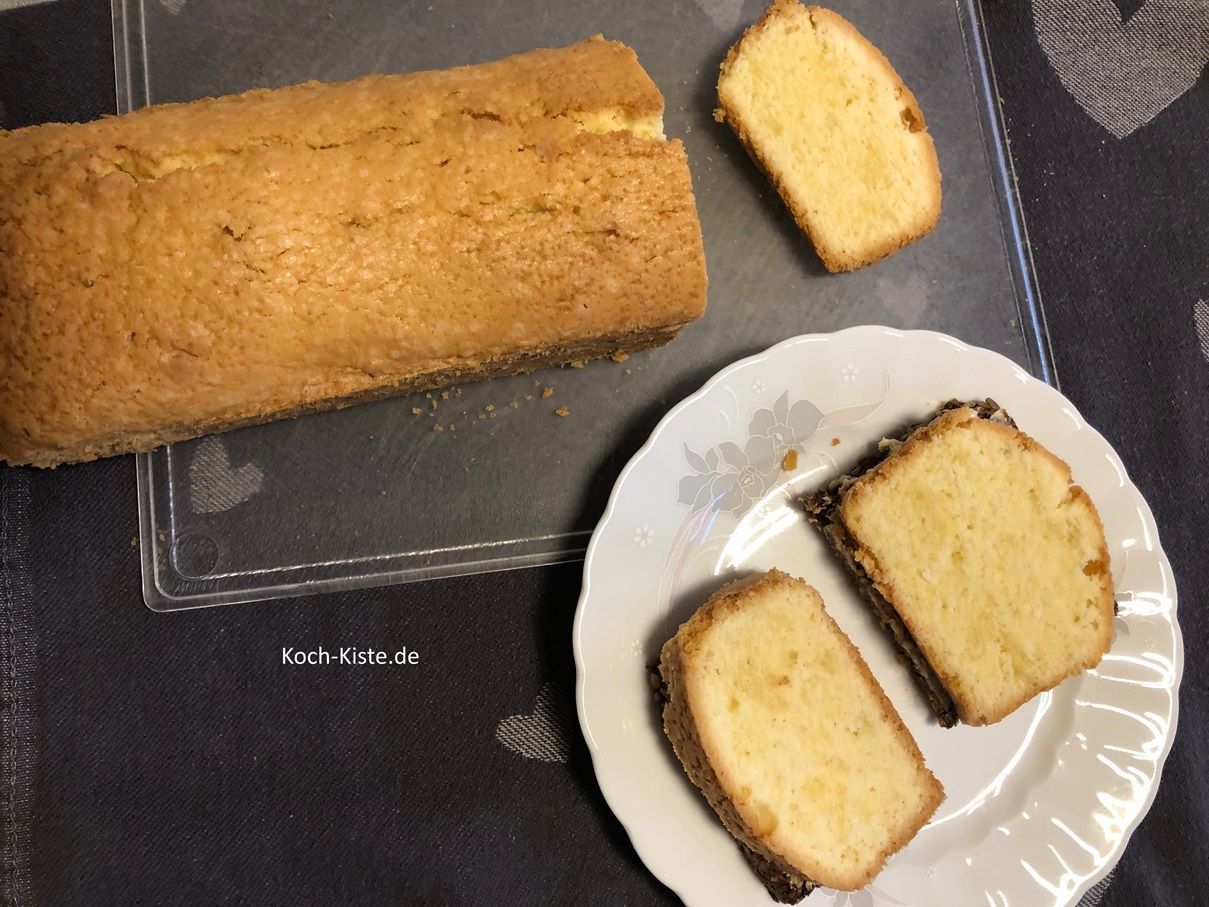 Sandkuchen auf Schwarzbrot mit Butter