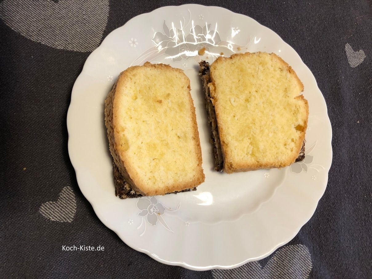 Schwarzbrot mit Butter beschmiert und darauf Sandkuchen - himmlisch