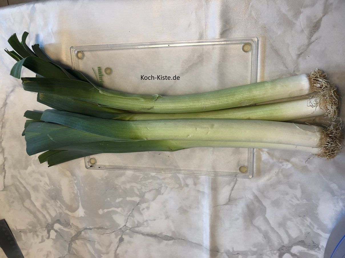beginne damit den Porree auf das Schneidebrett zu legen