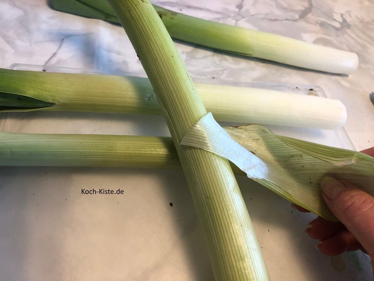 jetzt kannst Du die äußere Porreeabschicht nach unten hin abziehen