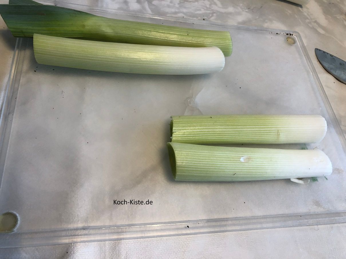 danach schneidest Du die Porreestangen einmal in der Mitte durch und halbierst dann jede 1/2 Porrestange der Länge nach