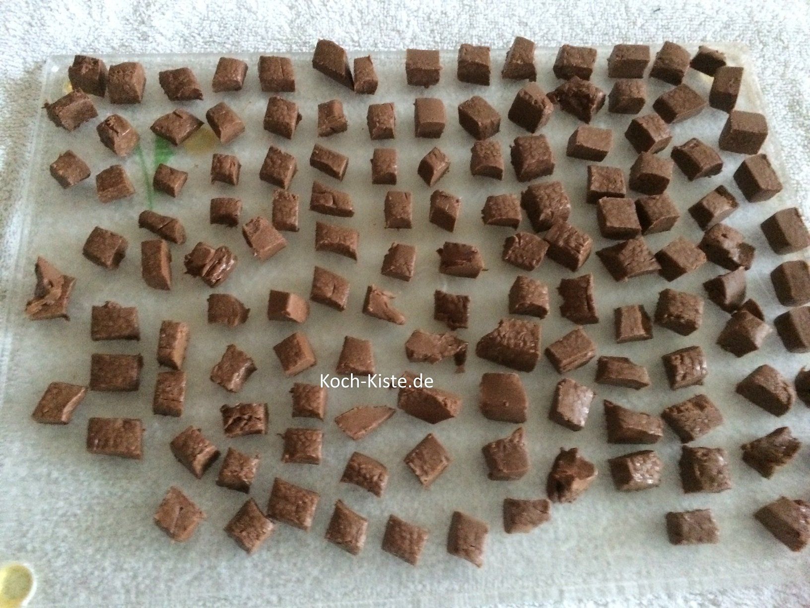 Nougat in kleine Stücke schneiden