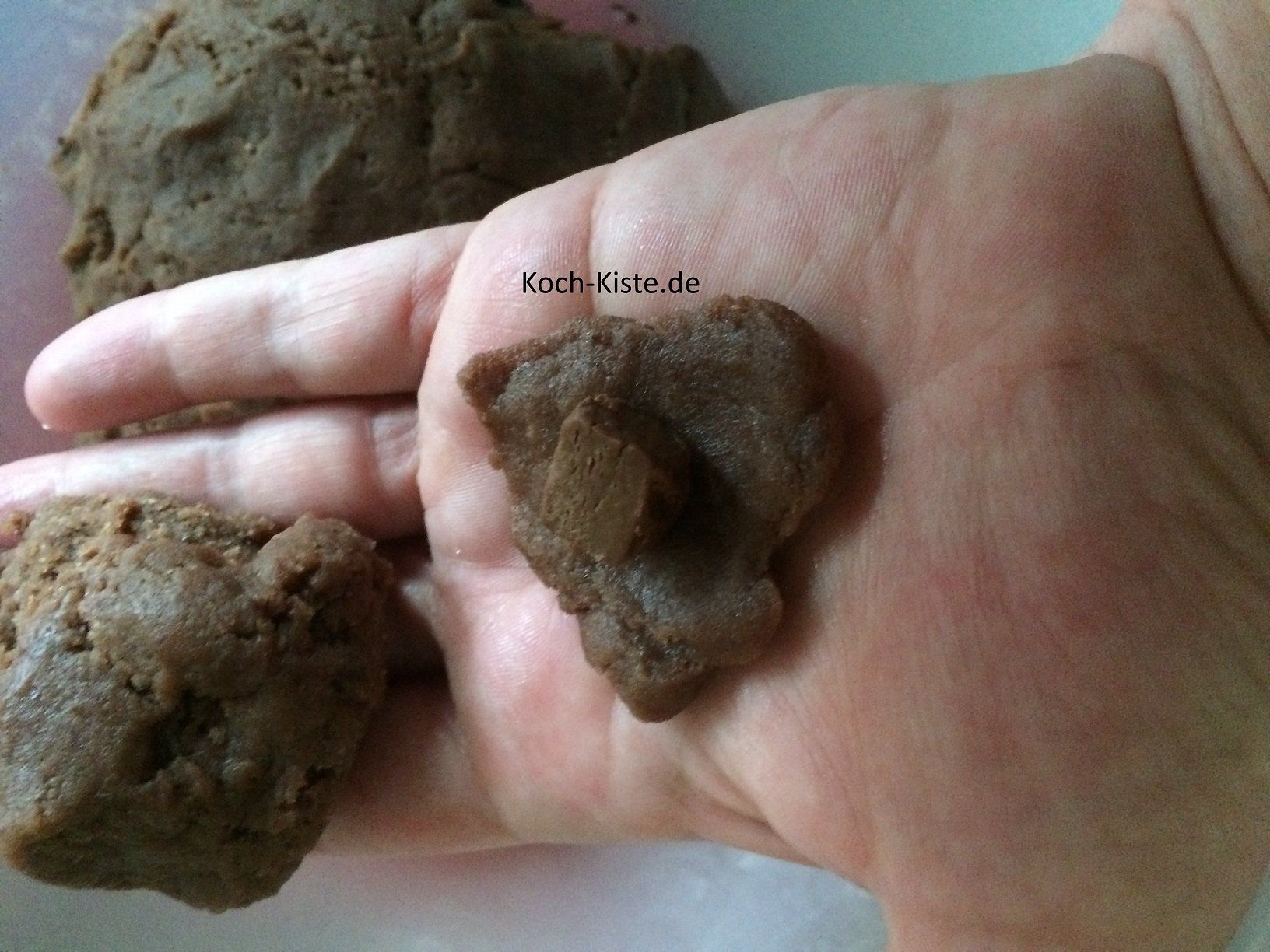 Teigmenge in die Handfläche legen und etwas flach drücken