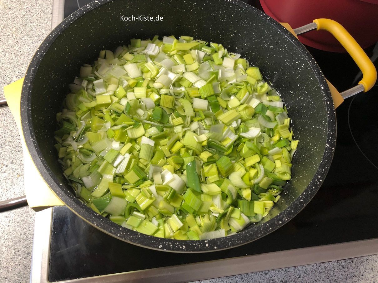 gebe die Porreestücke in einen mittleren Topf, gieße soviel Wasser hinzu das alles bedeckt ist und bringe den Porree zum Kochen .