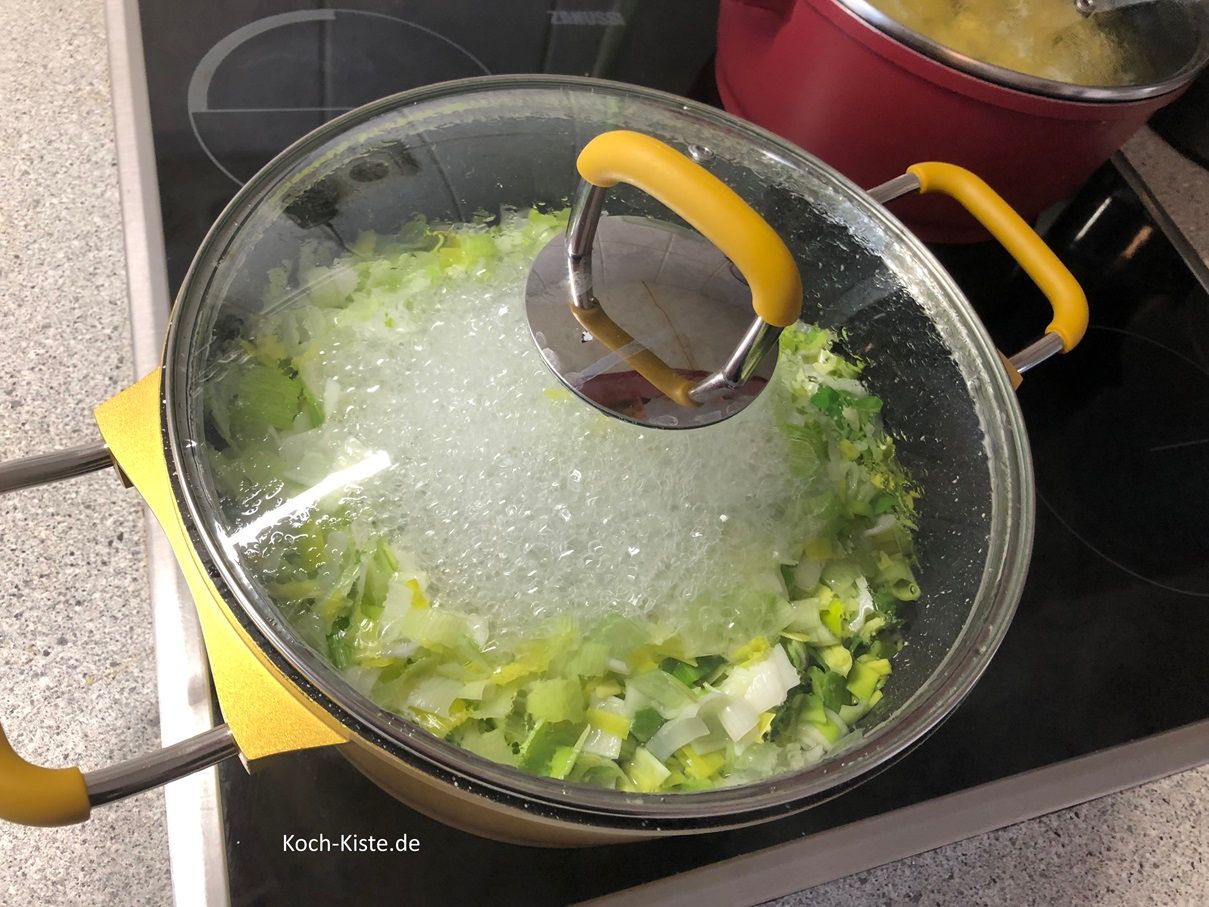 reduziere die Temperatur etwas und köchel den Porree 8 bis 10 Minuten