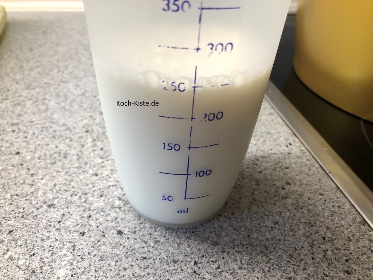 messe in einem kleinen Messbecher 250 Milliliter Milch ab