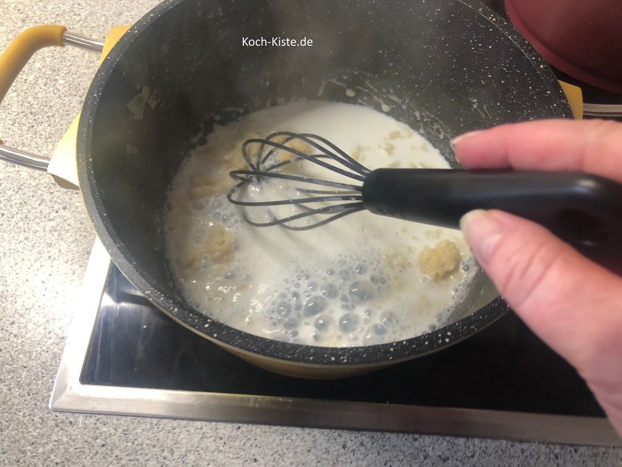 nun gebe die Milch etappenweise mit in den Topf und rühre was das Zeug hält, damit keine Klümpchen entstehen