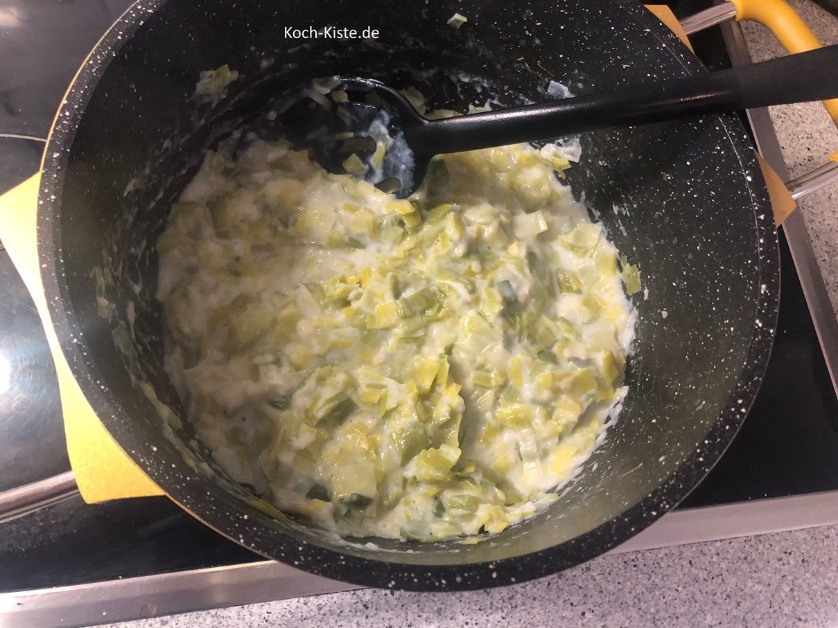 schütte den Porree mit in den Topf und hebe ihn unter die Mehlschwitze