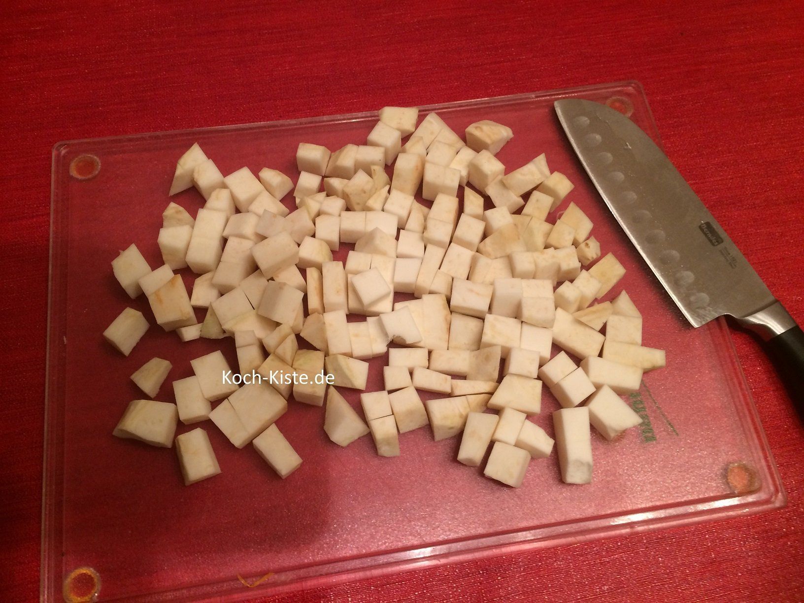 Sellerrie schälen und würfeln