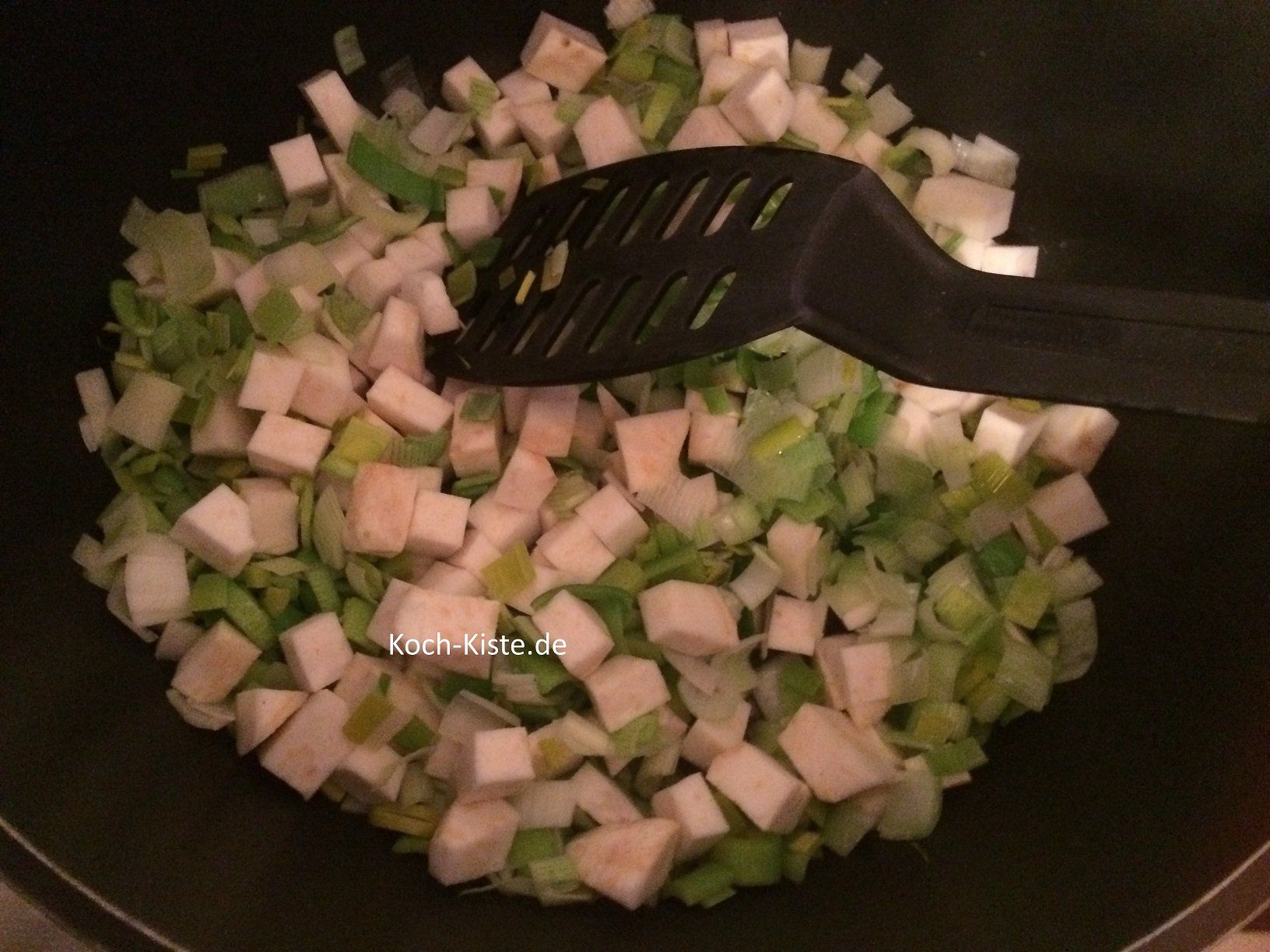 Sellerie zum Lauch geben und mit anbraten