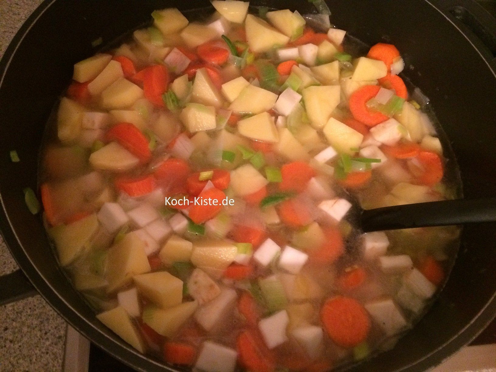 Möhren und Gemüsebrühe hinzugeben