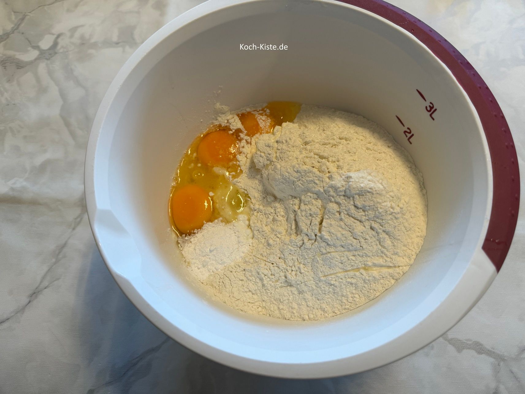 Dann noch einmal die Rührschüssel auf die Küchenwaage stellen auf 0 und 500 g Dinkelmehl abwiegen. Danach gebe 3 Eier mit in die Rührshchüssel.