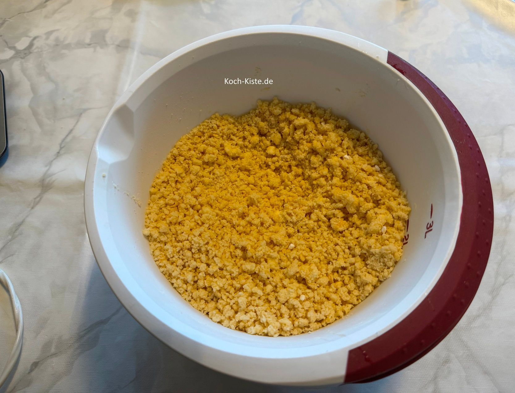 Jetzt stelle das Handrührgerät auf kleinste Stufe und verrühre die Zutaten zu Streuseln. Wenn Du höchste Stufe verwenden würdest, fliegen Dir die Zutaten durch die Küchen.